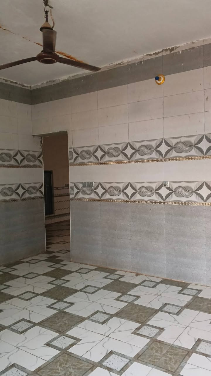 بيت لبيع حي رحمه ثانيه مستشفى البناني شارع عشرين يم فران علولي متين متره الاستفسار *********** سعر خمسه وسبعين رقم توزيع دوله بي مجال لشراي الاستفسار خاص

