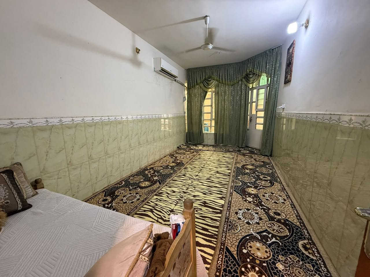الدار للبيع 🏠 السعر 260 مليون وبي مجال 💵
العنوان الشعب شارع الأسواق المركزية مقابيل كلية الامام الكاظم عليه السلام🌹
المساحة 108 م🏠 مدخلين👌
البيت ثلاث طوابق👌
يحتوي الطابق الارضي على كراج سيارة وخدمات خارجية واستقبال ومطبخ معزولات وهول ومنور وخدمات وغرفة نوم 
ويحتوي الطابق الثاني على ثلاث غرف نوم وخدمات ومكان غسالة وبيتونة وسطحين
للاستفسار اكثر يرجى الاتصال على الرقم التالي (متواجد هذا الرقم على الواتس اب والفايبر والماسنجر *********** )
او الاتصال على الرقم الاخر 
***********
او زيارة مكتب تبارك للعقار والمقاولات الكائن في شارع الاسواق المركزية قرب مطعم ميامي
