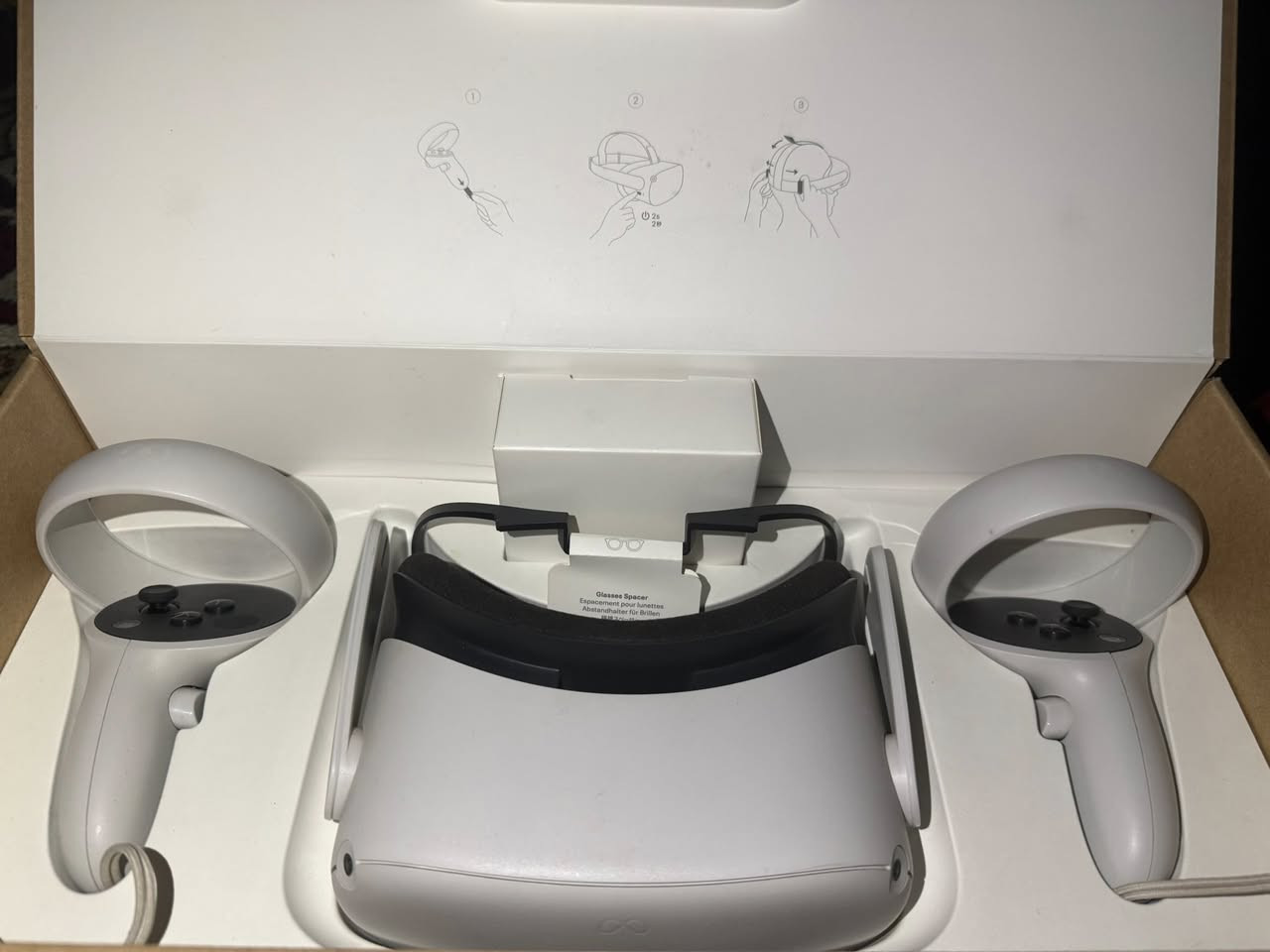 نظارة واقع افتراضي meta quest 2 ذاكره 128GB مع ستناد رأس اضافي + بور بنك نظافة 98‎%‎ عنوان بغداد السعر 280 الف بي مجال بسيط للتواصل *********** متوفر توصيل
