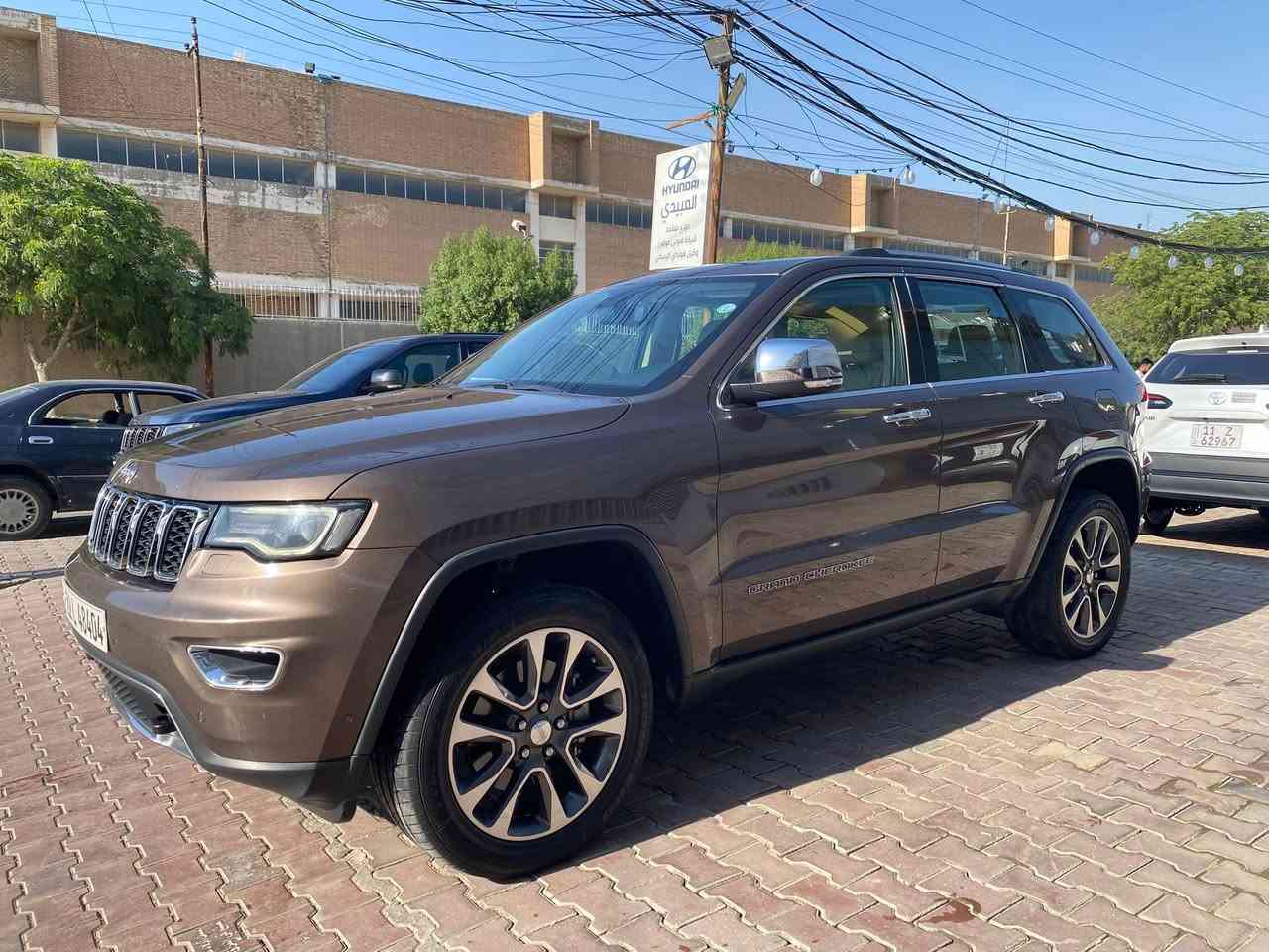 � جيب جراند شيروكي Limited Plus 2018
🇬🇧 وارد خليجي

🛡️ كفالة عامة

✨ بحالة ممتازة جداً – جاهزة للاستخدام

🔹 المواصفات:

✅ محرك V6 سعة 3.6 لتر

✅ جير أوتوماتيك 8 سرعات

✅ دفع رباعي (4×4)

✅ شاشة Uconnect كبيرة

✅ نظام ملاحة (Navigation)

✅ كاميرا خلفية

✅ حساسات أمامية وخلفية

✅ فتحة سقف بانوراما

✅ مقاعد جلد فاخر

✅ تبريد وتسخين للمقاعد الأمامية

✅ تدفئة للمقاعد الخلفية

✅ تحكم كهربائي بالمقاعد مع الذاكرة

✅ تشغيل بصمة (Keyless Go)

✅ تشغيل عن بُعد (Remote Start)

✅ باب خلفي كهربائي

✅ مثبت سرعة

✅ نظام صوت Alpine

✅ شاشتان خلفيتان مع DVD

✅ مداخل USB وHDMI

✅ مكيف أوتوماتيك ثنائي المناطق

✅ مرايا كهربائية مع الطي والتدفئة

✅ جنوط ألمنيوم 20 إنج

✅ إنارة LED نهارية

✅ 7 وسائد هوائية

✅ نظام مانع انزلاق وثبات إلكتروني

وباقي المواصفات المعروفه 

📍 الموديل: 2018

🇬🇧 الوارد: خليجي

🛡️ الكفالة: عامة

📍 الموقع: بغداد

السعر:25000$ وبيها مجال للجادين

📞 للاستفسار

***********

🔥 سيارة نظيفة جداً، جاهزة

للفحص،
