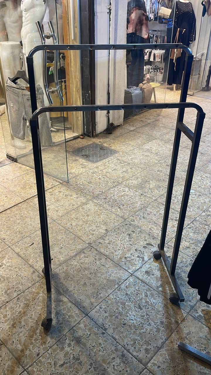 السلام عليكم. ملكانات عدد2 نظيفات بسعر مناسب. + تعاليك 225 قطعه كلهم ماركات  استاند عرض عدد3.   ملكان نص عدد6 و استاند أحذية عدد28 بسعر جداً مناسب. الاستفسار ***********
