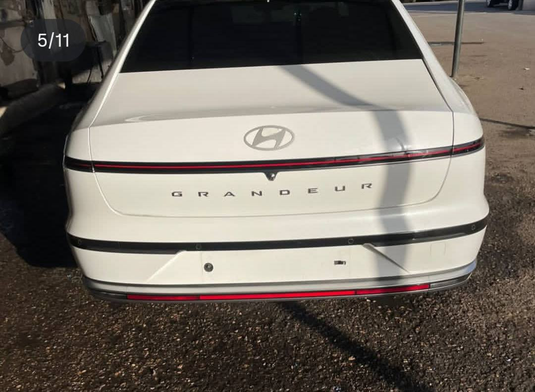 🚘 هيونداي أزيره جراندور 2023 – وارد كوري .  رقم قادسيه بأسمي
🔹 الوقود: تعمل على الغاز (اقتصادية جداً)
🔹 محرك 3600  6 سلندر 
🔹 ناقل الحركة: أوتوماتيك 8 سرعات 
🔹 الدفع: أمامي
🔹 الوارد: كوري 🇰🇷
✨ المواصفات:
تصميم خارجي فخم وعصري كما موضح بالصوى 
داخلية جلد 
تحتوي على ثلاثة شاشات  مع نظام ترفيه حديث
تحكم بالمقود + كروز كنترول
نظام تشغيل ذكي عن بُعد  (بصمة / زر) و ترحيب 
تكييف قوي قطعتين تحكم لمس . مناخ منفصل 
كشن  تدفئه + تبريد + مساج + كهربائي
مساحة واسعة للركاب فهي من فئة السيدان  وصندوق كبير كهربائي
لايت فول زنون 
سايد بريك كهربائي 
رادار 
سيستم كاميرات ( داخلي وخارجي) 
قياده ذاتيه 
سيارة رقم قادسيه دولي  بأسمي 
وباقي المواصفات المتعارف عليه للأزيره

السعر 254$

📌 سيارة تجمع القوة + الراحة + الاقتصادية

📞 للاستفسار الجاد التواصل خاص
***********
***********
مكاني الديوانيه / الحمزه الشرقي
