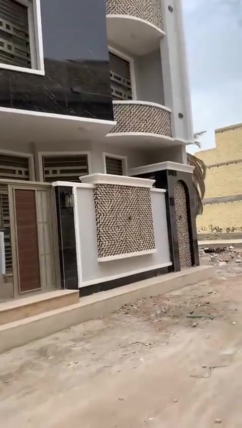 دار للبيع للبيع مساحه 100متر شارع سيده نرجس  طريق الزوار مقابيل حي العباس عامود 12مجاور ماركه زمزم مقابيل نافوره شارع كله حسينيات منطقه جدا هادئه واجه 8نزال 12شارع 8متر بدايه فرع 
يحتوي على 3غرف نوم للستفسار ***********
