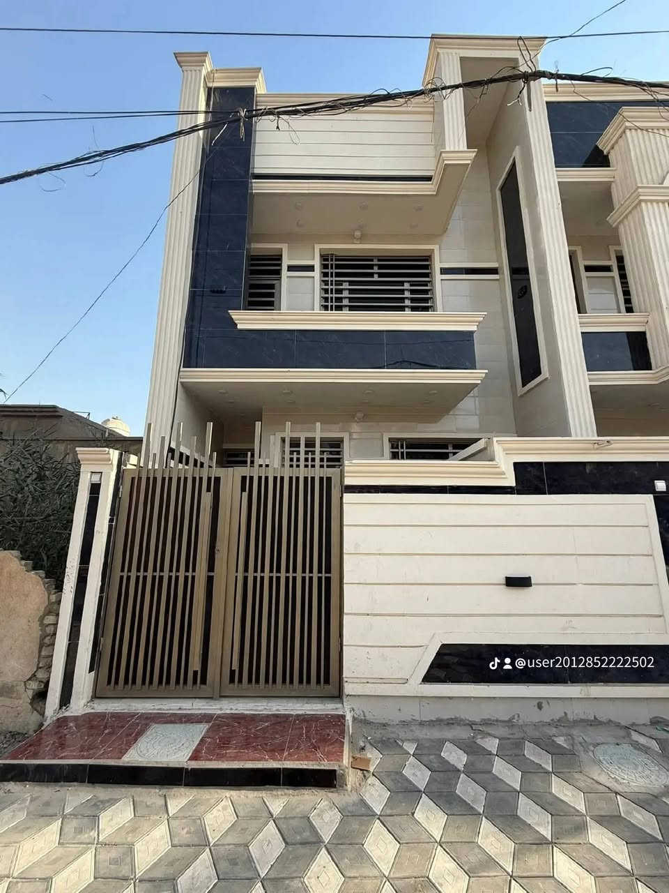 الدار للبيع حديث بناء ٢٠٢٦ 
الموقع بغداد الشعب حي التجار 

المساحه١٠٠

يحتوي على مدخلين الاستقبال مطبخ حار بادر مساحه حولى غرفه كبيره وخدمات وترك 

الطابق الثاني يحتوي على ثلاث غرف و وخدمات كامله 

الطابق الثالث سطحين كبيره 

موقع مميز الاتصال او االاستفار على السعر خاص قابل للتفاوض السعر ٠٠ *********** واتساب أو مراسله الصفحه
