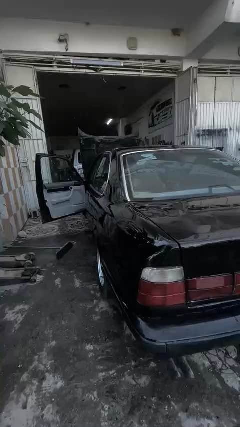 بیئێم ٥٢٥ گێڕ عادی 
٤ جام کارەبا 
سڵاید 
٤ تایە و ویلی لۆک لۆک
مۆدی ١٩٩٢ هەموو گیانی لەسەر دەقی بیلادە 
یەک قرچی دواوەی هەیە بەبێ ناوگرتن زۆر خەفیفە شایەنی باس نییە 
سەیارەکە تا حەزکەی جوانە و پاک ماوەتەوە ماڵەکە دیارە 
ئاڕمی پلاستیکی سلێمانییە بەشەرتی خەرامەش ئەیەم 
٢٥٠ مەسرەفی نییە هەموو گیانی بەشەرت 
گێڕ مەکینە کارەبای تەبرید بەشررت
مەکینەی هەڵمی دەمیشی نییە 
ناوەی لەدەوەی جوانترە 
بەکورتی بێ منەتم لەسەیارەکەم
سەیارەکە نمونەیە پێویست بەوەسف ناکە موشتەری تەلەفون بکە ***********☎️
سعری ٤٧$ معامەلەیەکی زۆر کەم🖤🐍 السليمانية, العراق
