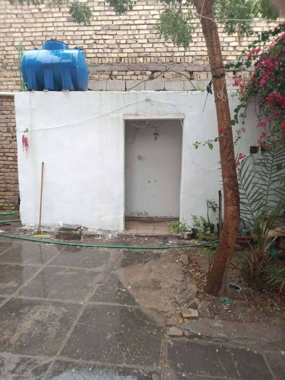 بيت للبيع مساحته ٢٠٠ متر
حي الاسرى 
السقف اعكاده طابقين 

نص بلوك ونص طابوك

3 غرف جوه بالبيت وحده منهن زغيره وكليدور يجمعهن ومطبخ واستقبال وفوك غرفتين حمام داخلي

السعر ٥٥ قابل للتفاوض البسيط 

باقي التفاصيل خاص او الاتصال بالرقم 
***********
