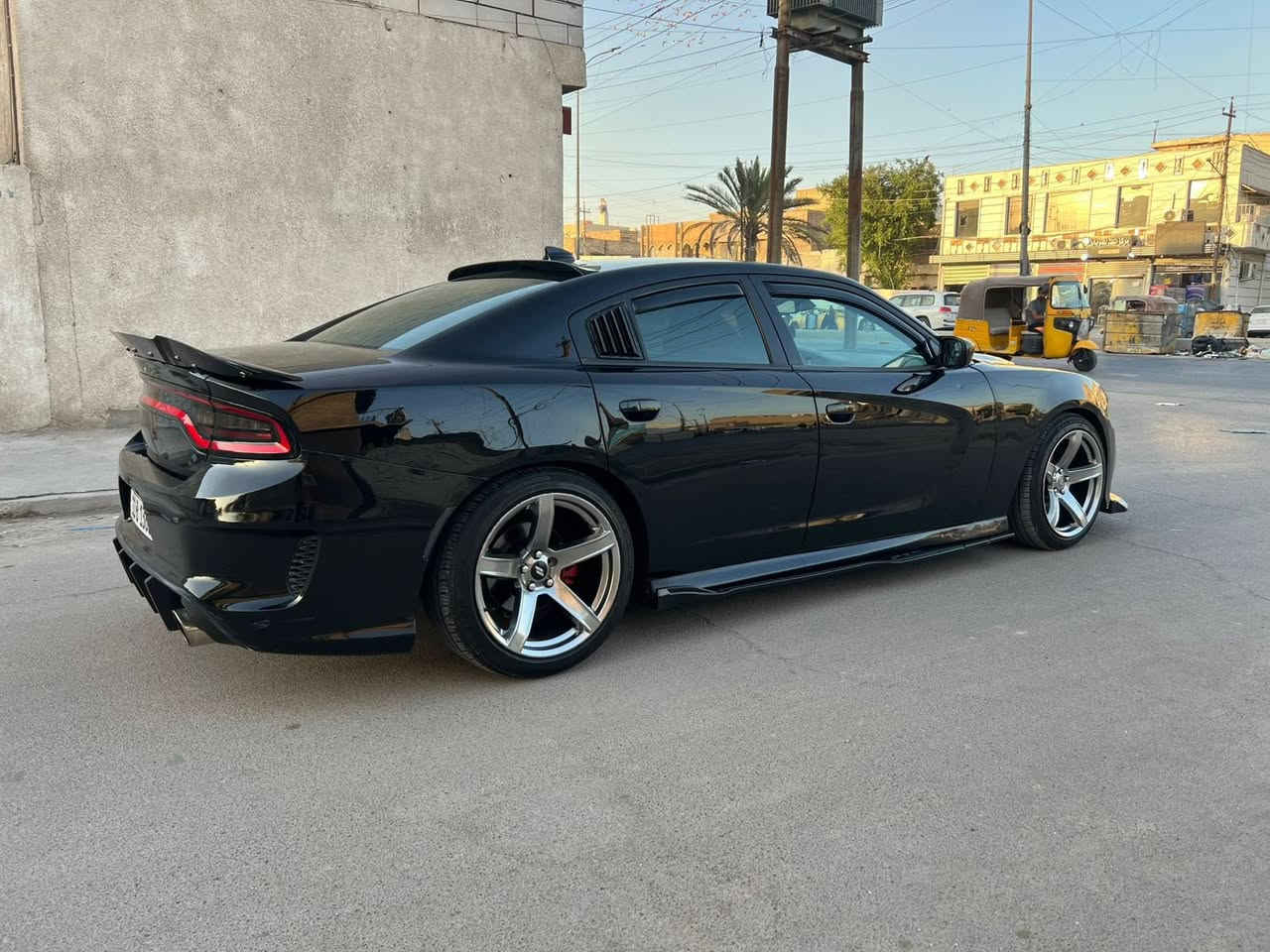 السلام عليكم جارجر هيمي 2016 للبيع رقم بغداد الدولي ب اسمي تحويل ثاني يوم محرك 5700 ماشيه 113 مواصفاتها معروفه حادثها جاملغ وباب وهنا ب العراق صار بيها جاملغ امامي وخلفي كلير السيارة نصبتها حلوه عليها دبات سود وصوتها كلش حلو مكانها بغداد الامين الثانية السعر 165 وبيها مجال للشراي  اي استفسار *********** + ***********
