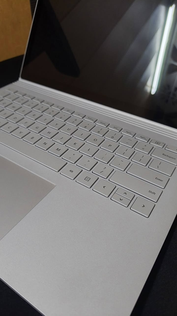 لابتوب Microsoft Surface book 2 للبيع
Microsoft Surface book 2
المواصفات:
 الشاشة : لمس 13.5 2K
المعالج : كور اي ٧ الجيل الثامن
رام : 8 جيجا
هارد : 256GB
كارت شاشة: Gtx 1050 
اللابتوب بيه مشكلة ما عرفتلها.. اول ما افرمته يشتغل طبيعي مؤقتا.. بس من اكنك ويبدي يتعرف كارت الشاشة وغيره يبدا يطفي كل شوية. ما اعرف الخلل وين.. علما انو الشاشة ما تنفصل
ابيعه على وضعه .. الي يحب يسويه او يستفاد منه
السعر نهايته 125 الف 
مكاني بغداد، الدورة
*********** متواجد واتس
