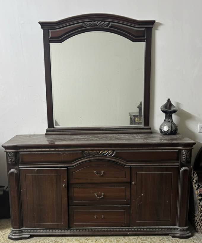 📣 غرفة نوم ملكية فاخرة للبيع (حالة ممتازة)

للبيع غرفة نوم كاملة بتصميم كلاسيكي راقٍ وخشب متين جداً، نظيفة وشبه جديدة.
📦 محتويات الغرفة:
• سرير مزدوج كبير بظهر منحوت فخم.
• خزانة (كنتور) 6 أبواب بمساحة تخزين واسعة.
• ميز تواليت (ميز مراية) مع مرآة كبيرة ومقعد.
• 2 كوميدينو جانبي( طاولات جانبية )= عدد 2 بجانب السرير، تحتوي على أدراج واسعة.

✨ أهم المميزات:
• الجودة: خشب ثقيل وتصنيع متين.
• الحالة: ممتازة ولا تحتاج أي صيانة.
• اللون: بني غامق (جوزي) بلمعة طبيعية جذابة

📍 الموقع: [بغداد / حي الجهاد ]
💰 السعر: [400 ]
📞 للتواصل: [رقم هاتفك] أو خاص بغداد, العراق


**إذا كنت صاحب هذا الإعلان وتريد حذفه لأي سبب، رجاءا أرسل رسالة إلى الدعم الفني**