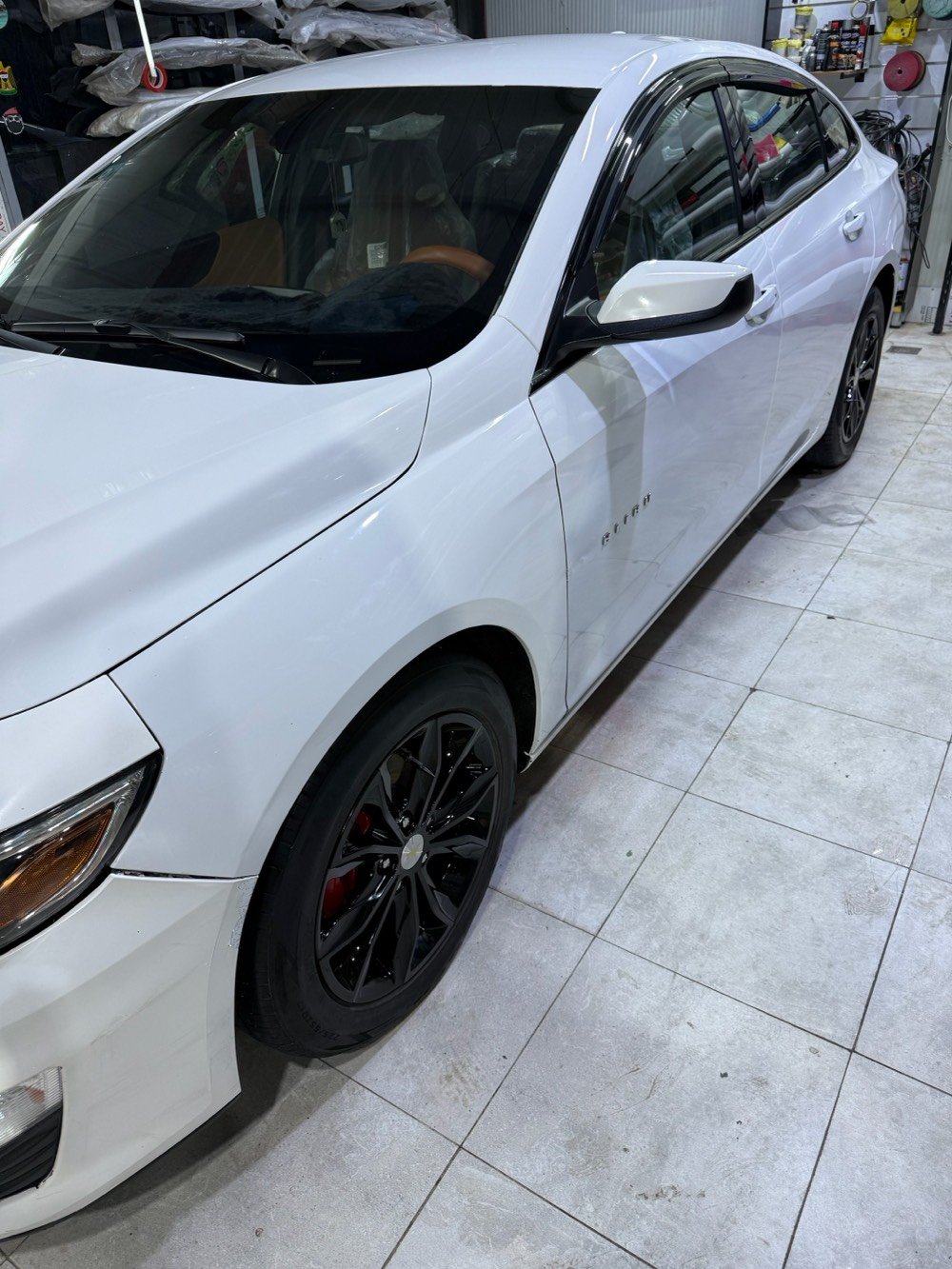 نوع السيارة : شوفرليت Chevrolet
 موديل السيارة :2020
ماليبو Malibu

 الفئة : LT
 سنة الصنع :  2020
 عداد المسافة :133ميل وقابل لزياده
 المواصفات : 
• حجم المحرك : 1500 توربو 
•گير cvt 
• لد نهاري & بگ لايت لد
•داخل بيجي
•تدفئة كشنات
•تبريد قطعتين
•تبريد مناخي (منفصل) 
•كاميرا دوراة
•تحكم ب نظام AutoStop
•بصمة بيبان & بصمة جنطة
.بصمة تشغيل 
•تشغيل عن بعد
•منافذ شحن USB و Type C
• شاشة : شاشة حجم (  بوصة (ايباد) للتحكم بأيعازات السيارة ومزود ببرنامج  Car Play و Wifi ويدعم برنامج الخرائط والملاحة.
• نوع المقاعد : جلد داخل بيجي
•اضافات المقاعد :  السائق كهربائي
• اضافات المقود ( الاستيرن ) : تحكم ستيرن جهتين بلوتوث وحاكية ومثبت السرعة وتحكم صوت.

 العجلات : ويل كب حجم 19 لفئة LT
 نوع انظمة السلامة :
• نظام ABS مع مانع للانغلاق و الانزلاق   •نظام EBD الالكتروني لقوة الفرامل الامامية والخلفية.
 مصدر السيارة : وارد امريكي.
 الحالة :
• الضرر جاملغ و ربع الباب جه الايمن 
وباب السايق مبدل 
•طاگ ايرباگ درگة ودشبول
السعر110 ورقه وبيها مجال
 موقع السيارة : أربيل 
 الرقم : اربيل بسمي سنويا
 للاستفسار الاتصال 
***********