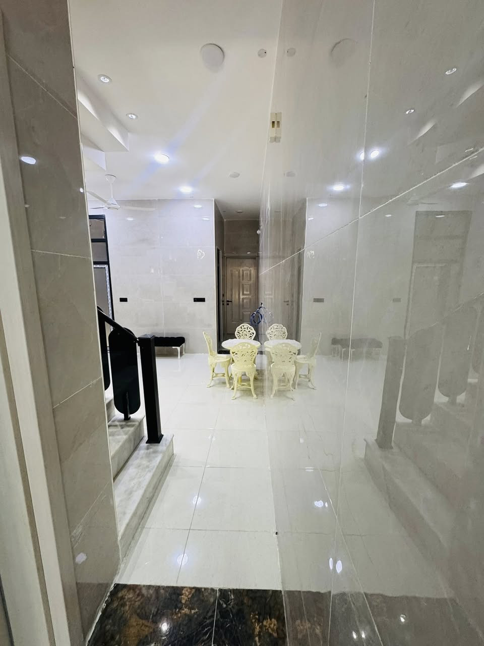 🏡 بيت للإيجار – بناء جديد ومتكامل 🏡
✨ المساحة: 100 متر
✨ طابقين
✨ لم يُسكن سابقاً
✨ جاهز للسكن مباشرة

📍 الموقع: حي العسكري

🔹 الطابق الأول:
✅ طارمة
✅ استقبال واسع
✅ مطبخ
✅ كليدور
✅ منور
✅ غرفة نوم
✅ مجمع صحيات

🔹 الطابق الثاني:
✅ درج داخلي
✅ كليدور
✅ غرفتا نوم
✅ مجمع صحيات
✅ سطح

⚡ الخدمات والتجهيزات:
✅ سخان ماء
✅ ماطور ماء
✅ خزان ماء
✅ خط مولدة
✅ خط وطنية
✅ كافة الخدمات متوفرة وجاهزة للاستخدام

🌟 بيت نظيف جداً، متكامل، ومناسب للعائلة، ولا يحتاج إلى أي تجهيزات إضافية.

📞 للاستفسار والتفاصيل:
علي عذاب
***********
***********

🏢 **أو زيارة مكتب الشمري الكائن في نادر الثانية خلف فاميلي مول.
