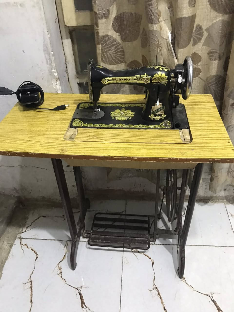 مكينة خياطة ام الاسد اصلية شغالة على الفحص مكينة وماطور ودواسة وميز السعر ٦٥ المكان نجف حي ميسان ***********
