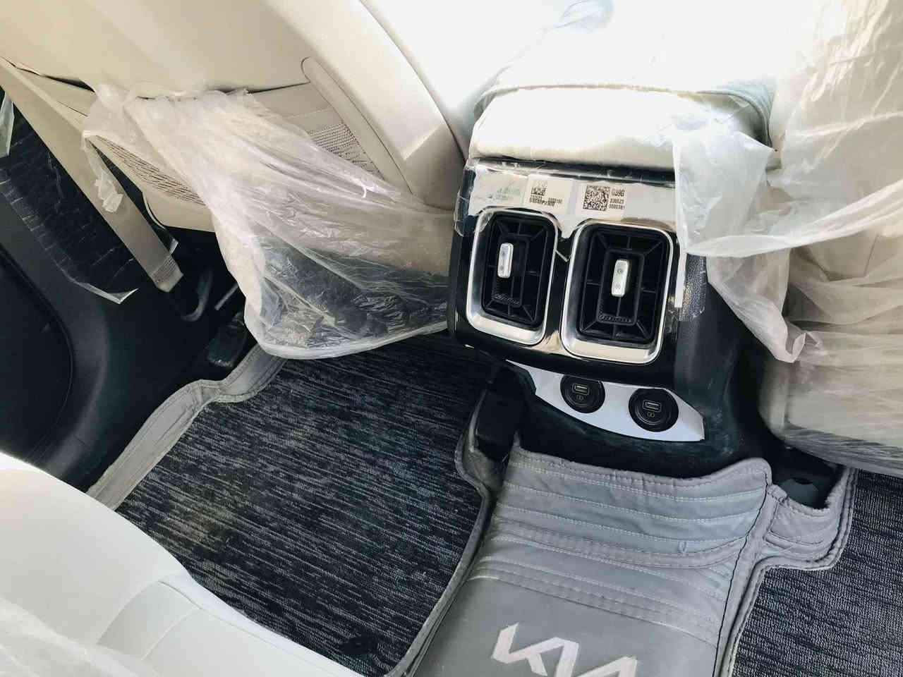 السلام عليكم  سورنتو موديل ٢٣مكفوله سياره جديدة  ***********
