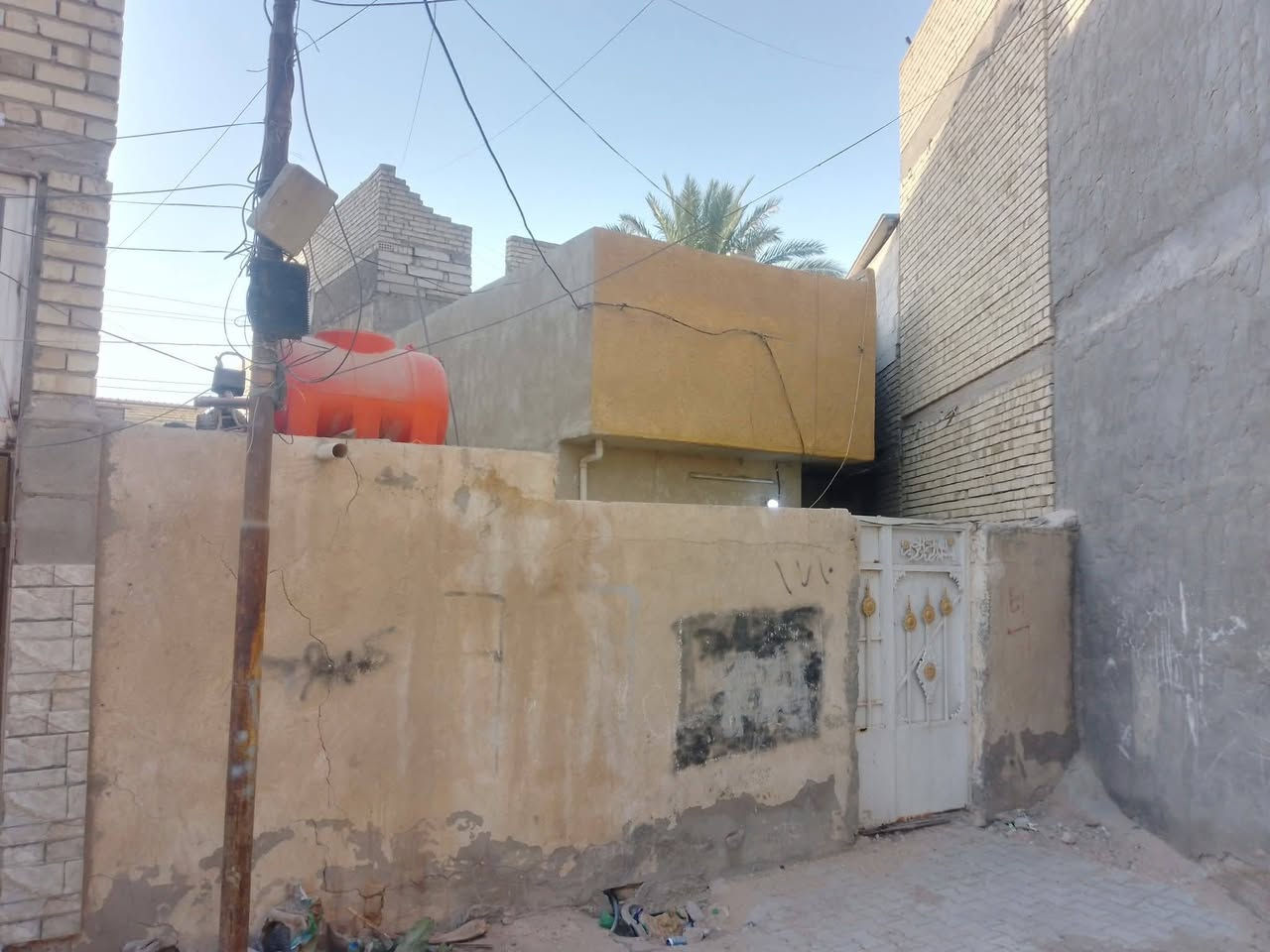 سلام عليكم عليكم قطعه ارض 100متر  طابو صرف ملك  مطله ع فرع وع الشارع  العنوان الغرير قرب اسواق ابو حنين الفرطوسي  او مع البيت  مساحته 200 متر حسب الطلب تريد بس الكاع او البيت معا خدمات كامله ماء مجاري كهرباء مقرنص تبليط ملاحضه ليس زراعي السعر، خاص وتحياتي للجميع ***********
