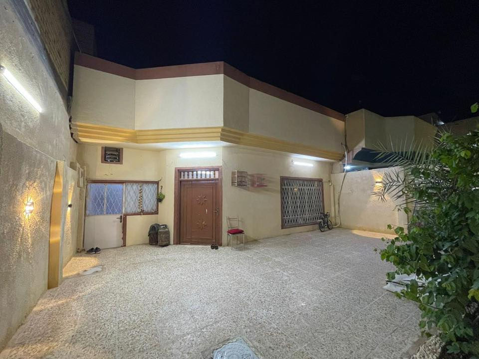 بيت للبيع في كربلاء المقدسة /المعملجي مقابيل اعدادية الحسين ع الصناعية في الشارع الرابط بين شارع الحر وشارع الروضتين 
مساحة البيت 240 متر البيت وجهين بوجه البيت شارع وبضهره شارع صاير شريط يحتوي البيت على كراج سيارة كبير وحديقة كبيرة وكلدور واستقبال كبير وصالة كبيرة ومطبخ كبير وغرفتين نوم ومنور داير البيت وحمامات داخليه وحمامات خارجية البناء صب مسلح البيت  خدمات كاملة شارع تبليط وخدمة الكيبل الضوئي انترنيت وانارة للشارع ومجاري عامة
البيت قريب على المدارس الحكومية ومدارس وارث العتبة الحسينية والعباسيةمدارس العميد  وقريب أيضا على جامعة الصفوة وجامعة العميد وايضا قريب جدا على دوار الامام الحسين ع عرض ٦٠ متر وقريب على مصرف الدم  وعلى مستشفى وارث للاورام الدولية وعلى مركز الاسنان التخصصي وايضا خطوط سيارات
للاستفسار الاتصال على الرقم 
***********
