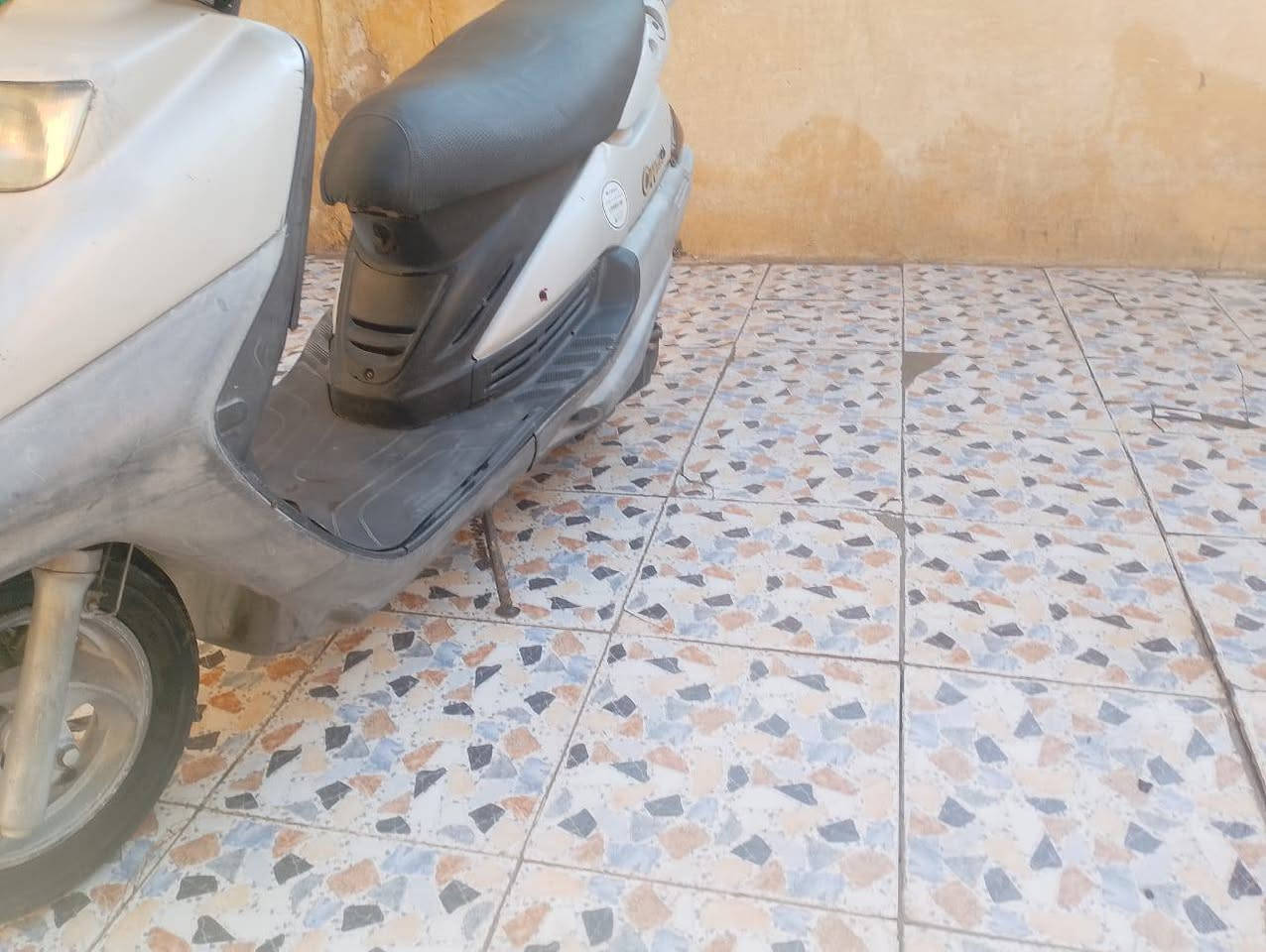 السلام عليكم عندي دراجه ميه ياباني للبيع نقص كابريتر وبيها نضوح بالمكينه تخم تاير كهربائيات كامله وباتري جديد مابدل شي بس الكيلو متر مال عداد مبدل ومكينه   بلاديه السعر 300 وبيها مجال الرقم ***********
