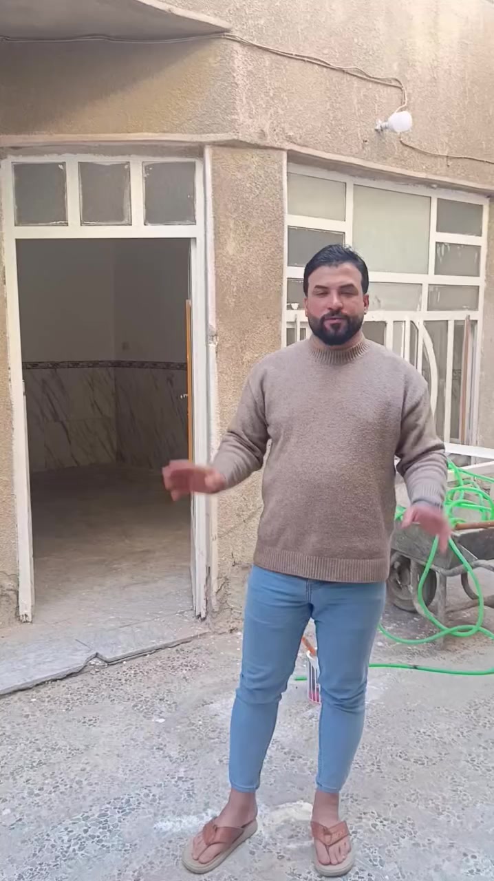 ⚜️دار لليجار مساحته 130متر مدخلين⚜️
⚜️الطابق الاول 
يحتوي على استقبال ومطبخ وغرفه نوم وصحيات وحولي
⚜️الطابق الثاني 
يحتوي على ثلاث غرف نوم وخدمات
👈العنوان 
الشعب شارع الصحه مقابيل جامع الرسول الاعظم

👈ايجاره500 

👈الاستفسار 

***********

***********

‏‪***********‬‏
