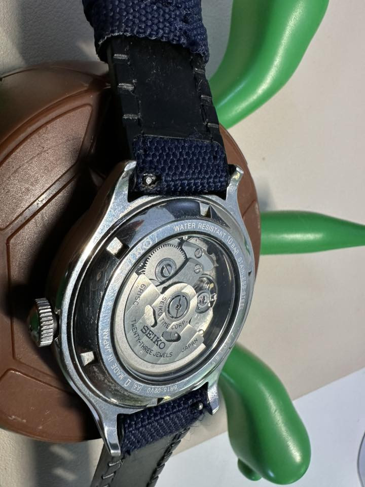 سلام عليكم 
ساعة سيكو SARG015 ساعة نادرة جدا من سيكو 
المحرك : seiko epson 6r15 نفس الي موجود بالويلارد و الالبنست 
الجام : الجام ياقوت مضاد للخدش 
المينا زرقاء صبغ طبيعي 
قطر الساعة : ٤٢ ملم 
الصناعة يابانية تماما حتى العقارب 

سعر الساعة حاليا يتراوح ما بين ٦٠٠ إلى ١١٠٠ دولار أمريكي 

ابيع اعلى سعر إذا سعر ناصي جدا ما ابيع 
الساعة بدون مرفقات


**إذا كنت صاحب هذا الإعلان وتريد حذفه لأي سبب، رجاءا أرسل رسالة إلى الدعم الفني**