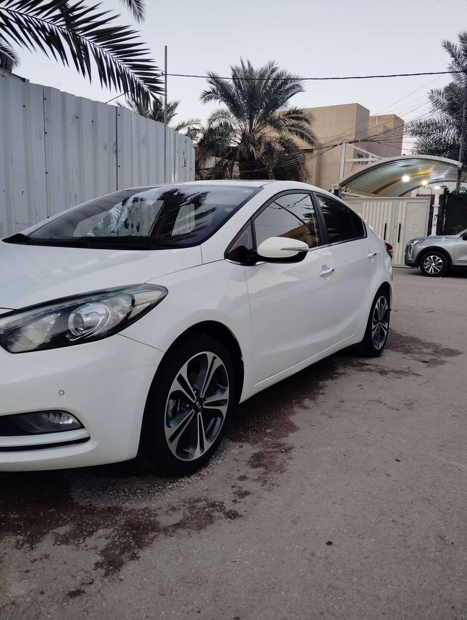 سيراتو خليجي موديل 2014 رقم اربيل جديد انكليزي سنويه ل30 السياره بيها قطعتين صبغ باب  السايق والوراها وبيها كرت زغير باب الصدر جاهزه السياره من كله وجديد گير محرك تبريد حداديه كله تمام وعلى الفحص سياره أحله من الصور وترايها
 زيرو ماعايزه كلشي مال جناي  فووول ماعدى البصمه ....
محرك 1600 شرط لا بخار ولا صوت 💢 فتحة سقف 💢 
تحكم صوبين وشفتات ستيرين 💢 تبريد خلفي 💢 
لد امامي خلفي 💢 حساس امامي خلفي 💢 
السعر المطلوب ((  116  $ )) بيها مجال للشراي للاستفسار الاتصال على الرقم *********** 
مكاني نجف دور الهنديه - ترهم مراوس حسب القناعه
