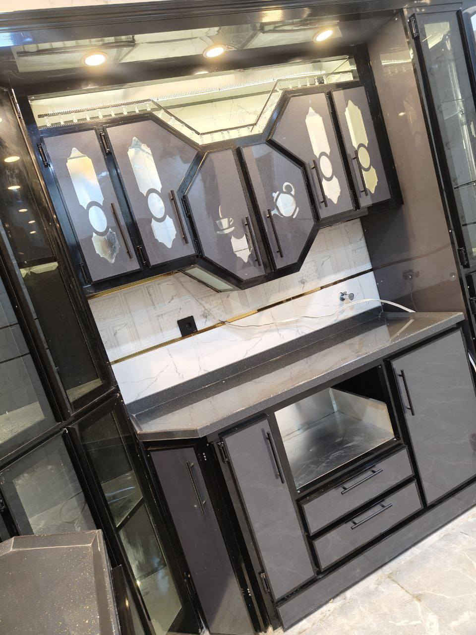 #معمل الثقة أللألمنيوم يتوفر مطابخ التركية مع الديكورات والتصميم حسب طلب الزبون من تصاميم وبأدق التفاصيل يضمن المطبخ التركي صيانه 5 سنوات ويتوفر مطابخ جاهزه مترين وترين ونص وثلاثه أمتار جميع الديكورات متوفره #قناصير وبوفيات ومكاتب الثقة للألمنيوم  زورونة العنوان قياره الجدعه شارع العام
*********** ضياء الاحمد
