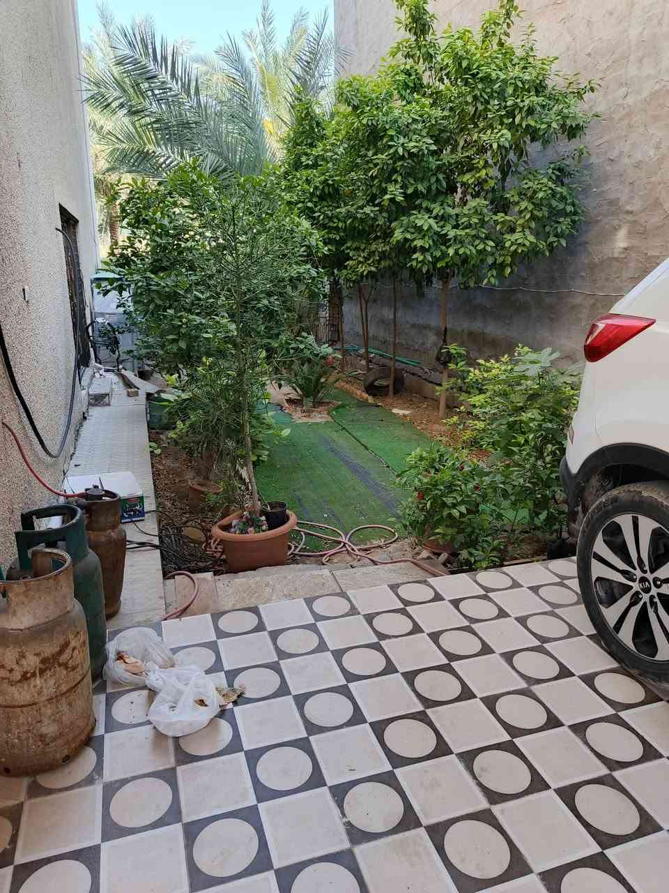 بيت للبيع ٢٥٠ متر ملك صرف زراعي  ٤غرف وصاله ومطبخ وحولي وصحيات وكراج وحديقه بناء طابوك الطابق الفوك نفس الطابق الارضي ارضيه كرانيت الفحامه فرع السكله  ***********
