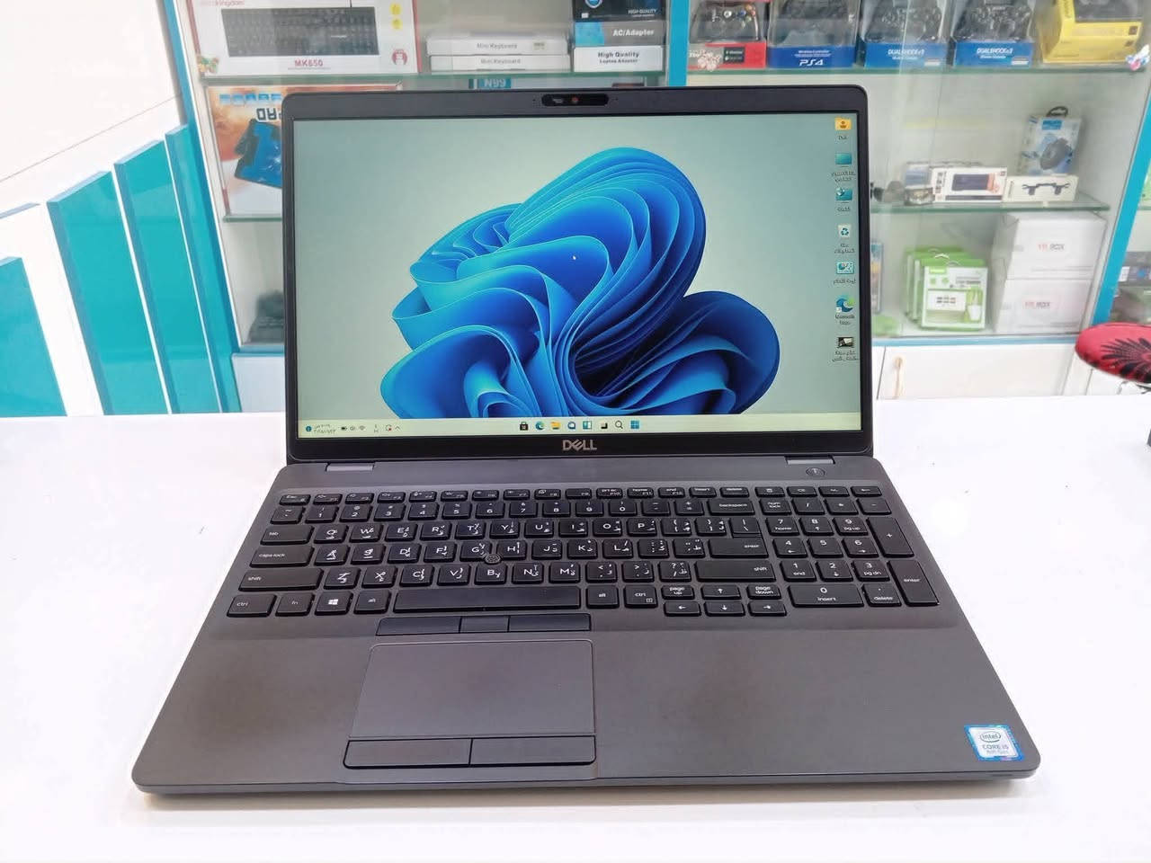 DELL 5500  Ci5جيل ثامن سلم حجم شاشة كبير 15.6 
 السعر ثابت 270 الف مع التوصيل المجاني والحقيبة 
.
مناسب للدراسة والبرامج المكتبية والطباعة والتصفح  نظافة عاليه جدا للتواصل *********** 
……………………
 المعالج Core i5-8 th  
 ذاكرة الوصول العشوائي (الرام) 8GB 
 التخزين( الهارد) SSD 256GB 
 مقاس شاشة 15.6  
 منفذ HDMI & TYPE C 
 كيبورد  عربي انكليزي
الرام و الهارد قابل للتطوير 
…………………………………
