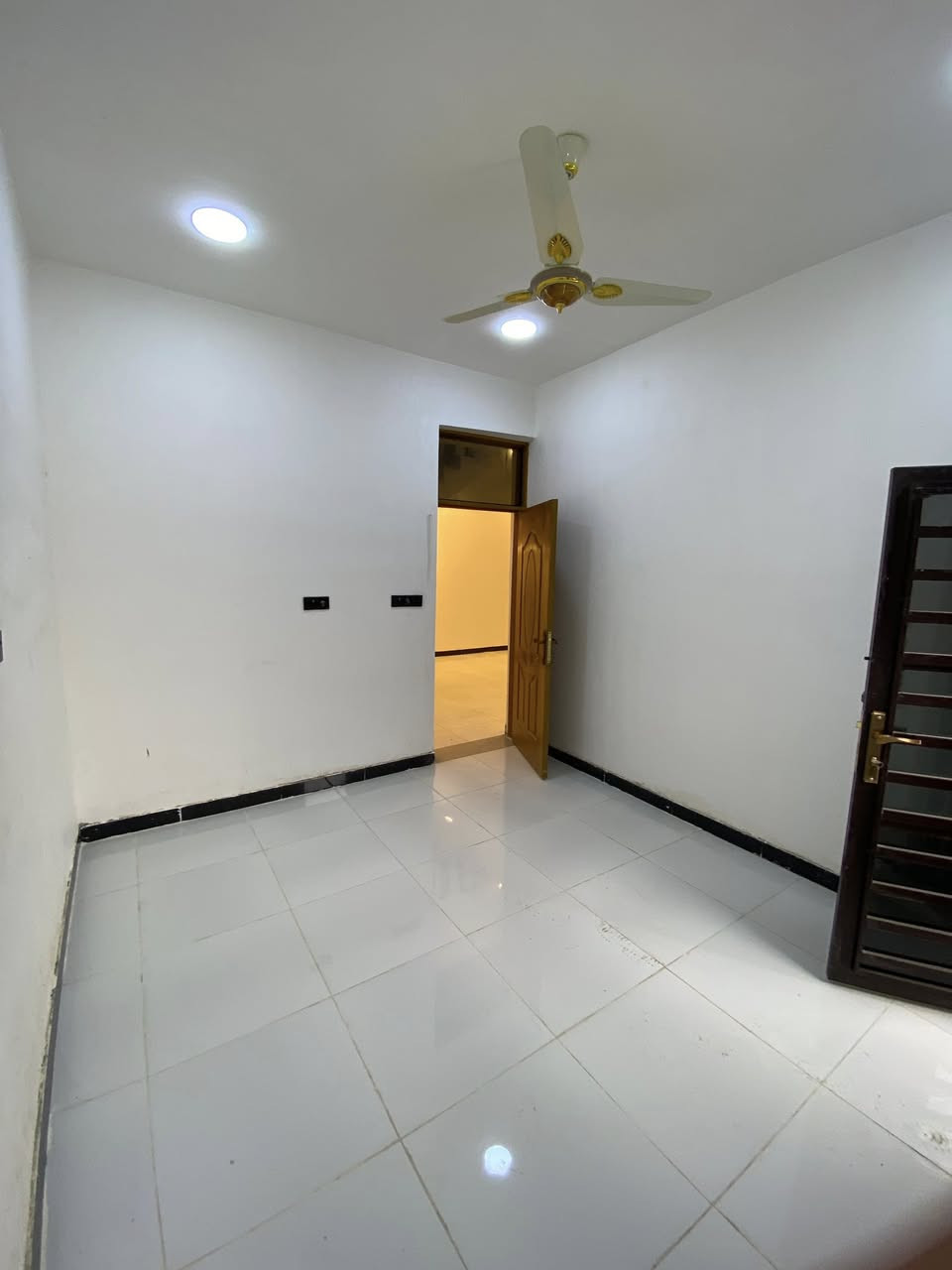 بيت زيرو صفر  بناء درجة اولى العنوان ديوانية التقية مجمع الروان طبعا بلبداية تصوير موجود من اول ترابة وطابوكة وللاخير شغل درجة اولى  شرط
المساحة 100 متر ركن  طابقين  
صالة عدد 2 
براني  +. مطبخ 
متكون من 3 مجاميع صحية
غرف نوم  عدد 2 
كراج او محل  تريدة كلشي يصير 
بوابة كهربائية تركي كاتم 
البيت كامل مكمل مابيه اي شغلة شعبي 
منظومة كامرات hikvegan
الشبابيك كاتم للصوت 
مانع ذباب  البيت فووول مواصفات 
الشراي يتواصل. ***********
 البيت احلى من الصور بهواي ***********
