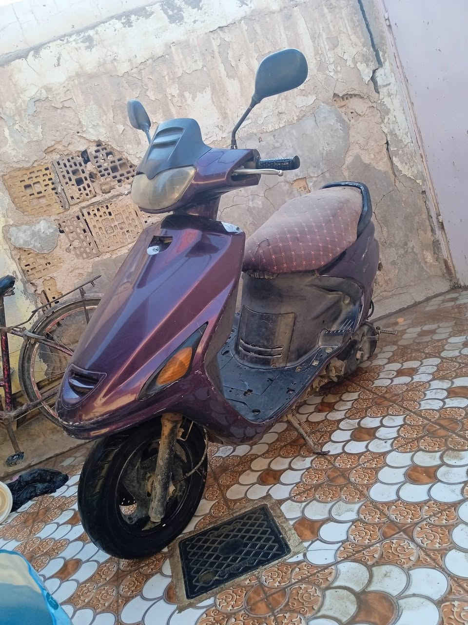 دراجه فراشه للبيع شغاله عوزه كابريته نزل بانزين وصخ وكام تخربط ب225 وبيه مجال بسيط لايت بك لايت شغالات عالي ناصي هندر واحد تشتغل ***********
