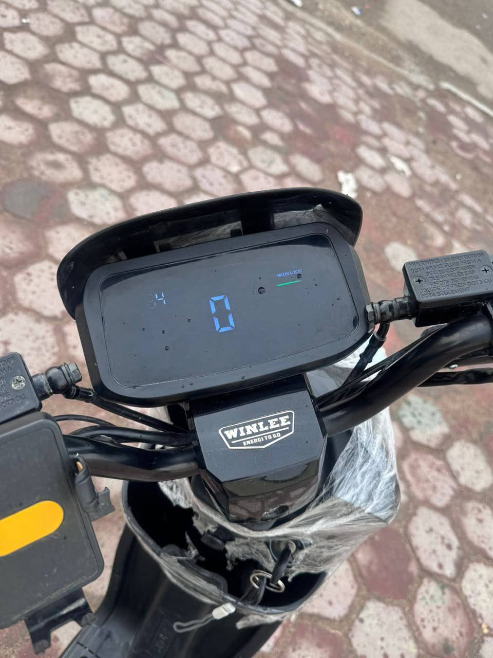 درجه R9 درجه للبيع موديل 2026 لون اسود خمسه باتري 32 انبير بصمه ثنين وسوجين ومدخل usb وبلوتوث درجه جديده وصالي شهر من ماخذه درجه اخت جديده سعر 450 وبيه مجال المكان الابله العقل استفسار على هاذا الرقم ***********
