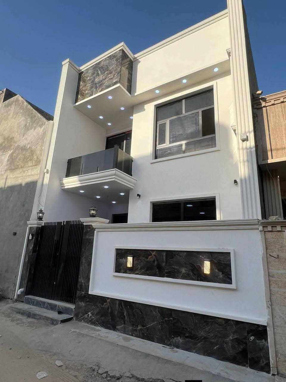 السلام عليكم
🏠#دار_للبيع   100متر واجهيه 6.25متر  نزال 16متر
 بناء طابق ونص  حديث ✨️

يحتوي البيت ع[2غرف نوم -استقبال -صحيات - صالة- ومطبخ] البيت شغل درجة اولى ✨️

⬅️مع الخدمات[ماي-كهرباء-تبليط]✨️

🔴ملاحضه البيت جاهز للسكن 🔑

⬅️نوع العقار  طابو زراعي سند 25 اقرار محكمه 

⬅️العنوان #بغداد_الدوره_البوعيثه   
       مجمع السلطان الرابع 

🔴للاستفسار  خاص او الاتصال ع  الرقم 
 ☎️***********

