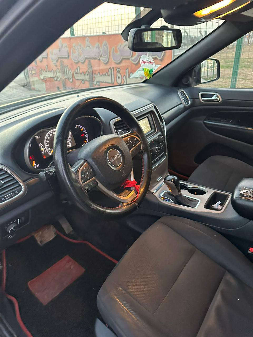 سياره جيب كراند شيروكي 
السياره فئة لاريدو
موديل 2016
وراد امريكي بارد فقط لا صبغ ولا حادث
مكينه 3.6
6v
سنويه باسمي رقم سليمانية تحويل مباشر
رقمي *********** للاتصال على رقم فعال واتساب وخط السعر عند التواصل فقط واتساب
