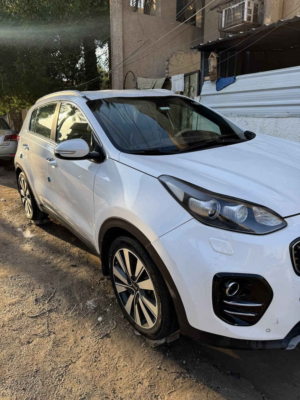 السلام عليكم سبورتج موديل 2018 لون ابيض خليجي بغداد باسمي رقم انكليزي محرك 2000مكفوله من الصبغ والتبديل وكذلك كفاله الكير والمحرك والتبريد ماشيه 108حقيقي تبريد قطعتين داخل بيجي حساسات امامي خلفي شاشه تبريد خير من الله وصدر بلادي بيها رصعتين بالجنطه وبالجاملغ الامامي مامطلعهن على البارد السعر 180وبيها مجال قليل مكاني بغداد حي العامل  للاستفسار ***********
