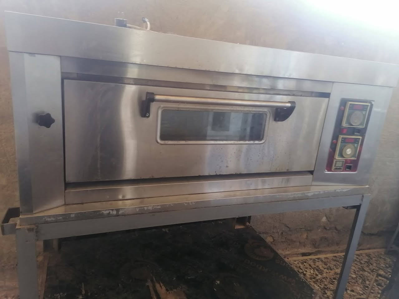 سلام عليكم فرن ستعمال قليل وعجانه ام جيس وخماره وعربانه و25طاولي ميوزه تزكاه عدد ٢ وميوزه عرض عدد ٢ الستفسار على هاذ رقم بي واتساب  ***********
