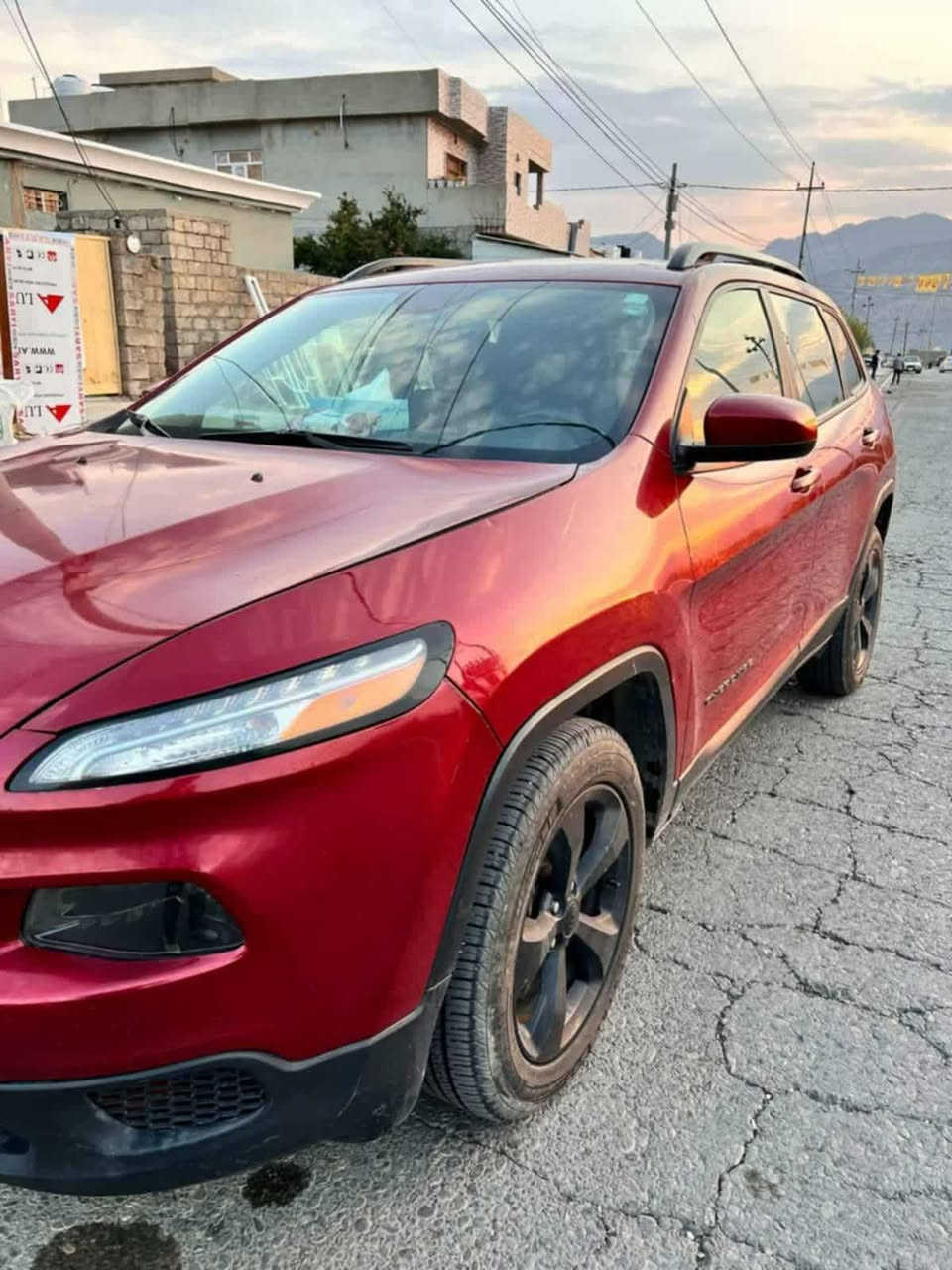 جيب شيروكي سبورت 2017 
دوقطعة سبغ بي داخلي كير مكينه شةرت مكينه 4 بستن سيارة بي مصرف زور خاوينه  كوشن سكان هيتةر فول مواصفات شغال بس بيدون سلايت 35 ورقة غرامه سعري هينه خار  سعر 140 صافي سعر 105 ورقة 
رقم موبايل *********** اكر, نينوى
