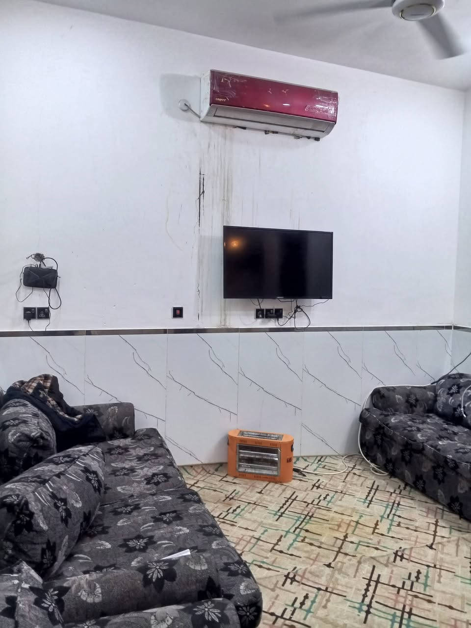 دار سكن المساحة 150 طابق واحد مسلح الفداء حي الكرامة نهاية شارع ابو لبنان كافة الخدمات السعر 125 للاستفسار ***********
