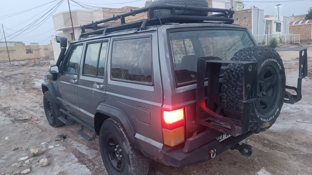 للبيع جيب شيروكي موديل 90 
محرك بلاد كير عادي دفع رباعي شغال 
بدون ضربة كهرباء كلها شغاله 
السعر 50 بيه مجال 
***********. عنوان ناصرية مركز
