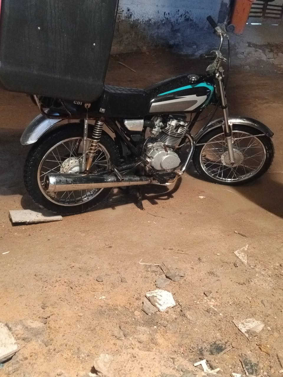 السلام عليكم دراجه للبيع ادوات ادوات نضيفه مكينه خير من الله لاتنقيص ولا تبخير زوج تايرات جدد السعر 350وبيهه مجال قليل عنواني البصره شط العرب الجزيره للاستفسار ***********
