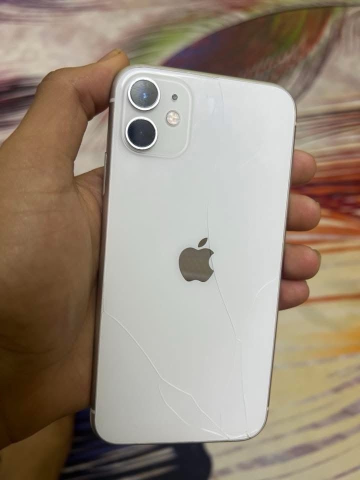 ايفون 11 نضيف مامفتوح ولامبدل بي شي شرط ذاكره 128 بطاريه 96 أمريكي فيس ايدي شغال كلشي شغال مابي نقص سعره 230 وبي مجال حك الجيه