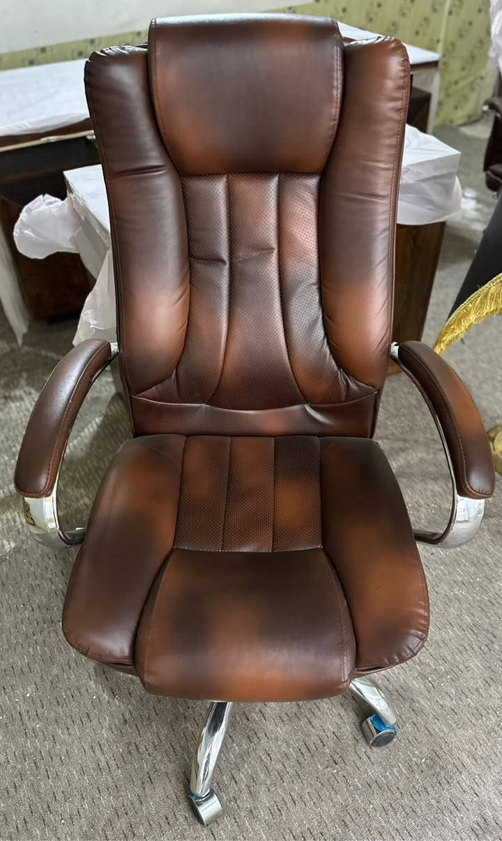 من رخصة الادمن
1 / ميز مكتب مع ملحق قياس 180 cm
2/ ميز مكتب قياس 160 cm
3/ كراسي متحرك عدد 3
السعر الكلي مليون 
مكاني البصرة للأستفسار مراسلة الصفحة او على الرقم ***********
