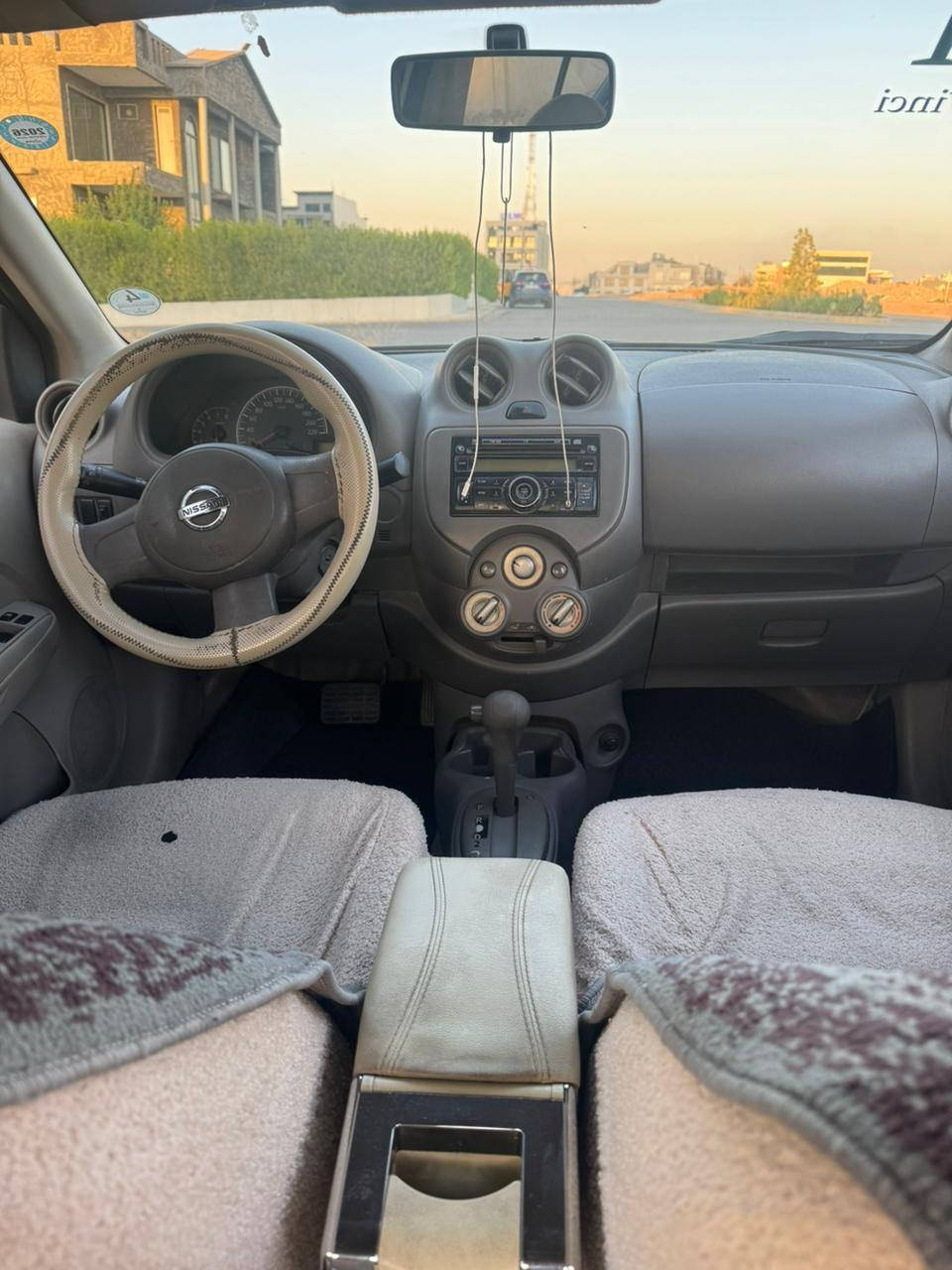 نیسان سەنی لاکشمیبای 2014.تەکسی
یەک پارچە ڕەشە چاملغی لای سایەق پێشەوە .
هەزەی نوێە سەنەوی مانگێکە بەسەر چووە .
ڕەقەم باریک.
غاز+بەنزین .
سەیارەکی زۆر پاک و بێکێشەیە و بێ تەقەو ڕەقەیە .
یەک دینار مەسرەفی تێدانیە .
تەحویل غرامە بەناوکردن بەشەرت .

سـعـر : لە کۆمێنت داوابکە ڕاستەوخۆ بۆت دێت 📥 

گێرومەکیەنە بەشەرت .
هیچ کێشەیەکی تێدا نییە 

ژمارە مۆبایل
 (***********) واتسئاپ کۆرەک
