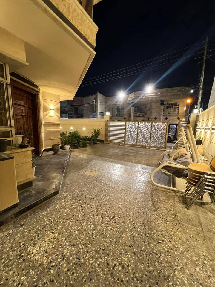 ‏‏🤚السلام عليكم 🤚
👈رقم إعلان (21)
🏡 بيت للبيع – تصميم مودرن
📐 المساحة: 300متر واجهة 15م نزال20م 
📍 العنوان: بغداد – حي ضباط مجاور حي الحسين 
🔹 تصميم داخلي عصري
🔹 خامات عالية & توزيع ذكي للمساحات
🔹 كراج سيارة+ حديقة/بلكونة كبيرة
غرف واسعة و تشطيبات عالية الجودة
🔸 موقع مميز وقريب من الخدمات
🔹 إضاءة وتهوية ممتازة

🛣️ عرض الشارع: 10متر

🔹 محتويات البيت:

🛏️ 5غرف نوم

🚿 6صحيات

🍽️ مطبخ

🛋️ صالة ضيوف+هول

🏠 هول داخلي واسع مساحة درج 

📌 موقع مميز قرب شارع العام سريع تقاطع حي الحسين وحي العامل مقابل مجمع روان السكني 
📞 للاستفسار: __________________
{***********}{***********}‏ ا
