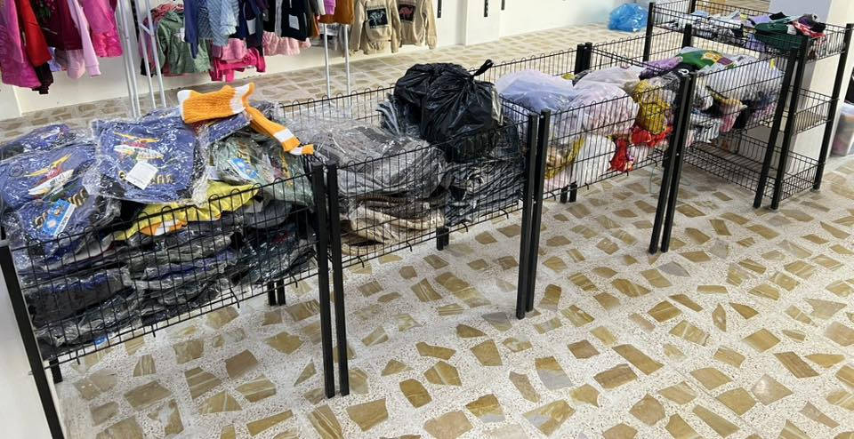 السلام عليكم عندي غراض تعزيله محل مسطبات وسلات وجام خانه بسعر مناسب وغراض ايضا  للاستفسار ‭0775 021 5904‬
