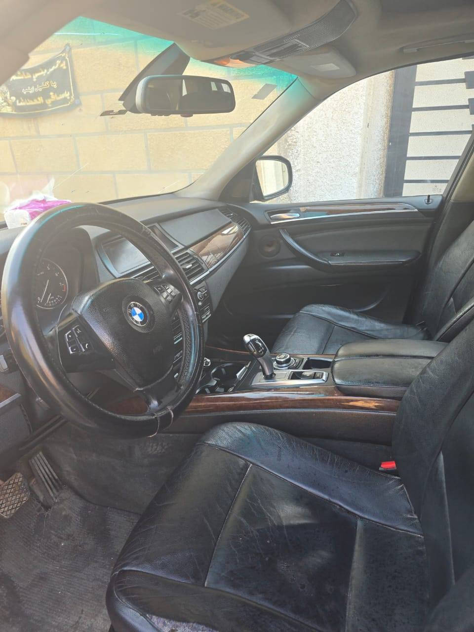 السلام عليكم
Bmw x5 2010
مكينه n52 سته سلندر 3000
فول مواصفات
 بانوراما، تحكم، كروز سرعه، حساسات،مساج كشنات، هيتر كشنات، لد اناره ترحيب، خزن ذاكره مسجل، هند بريك دكمه، كير كوبرا، وبعد هواي مواصفات x5 المعروفه.
السياره وارد حادث خلفي بسيط موضح بالصور،
باسمي رقم بغداد
للتواصل الاتصال على الرقم ***********.
