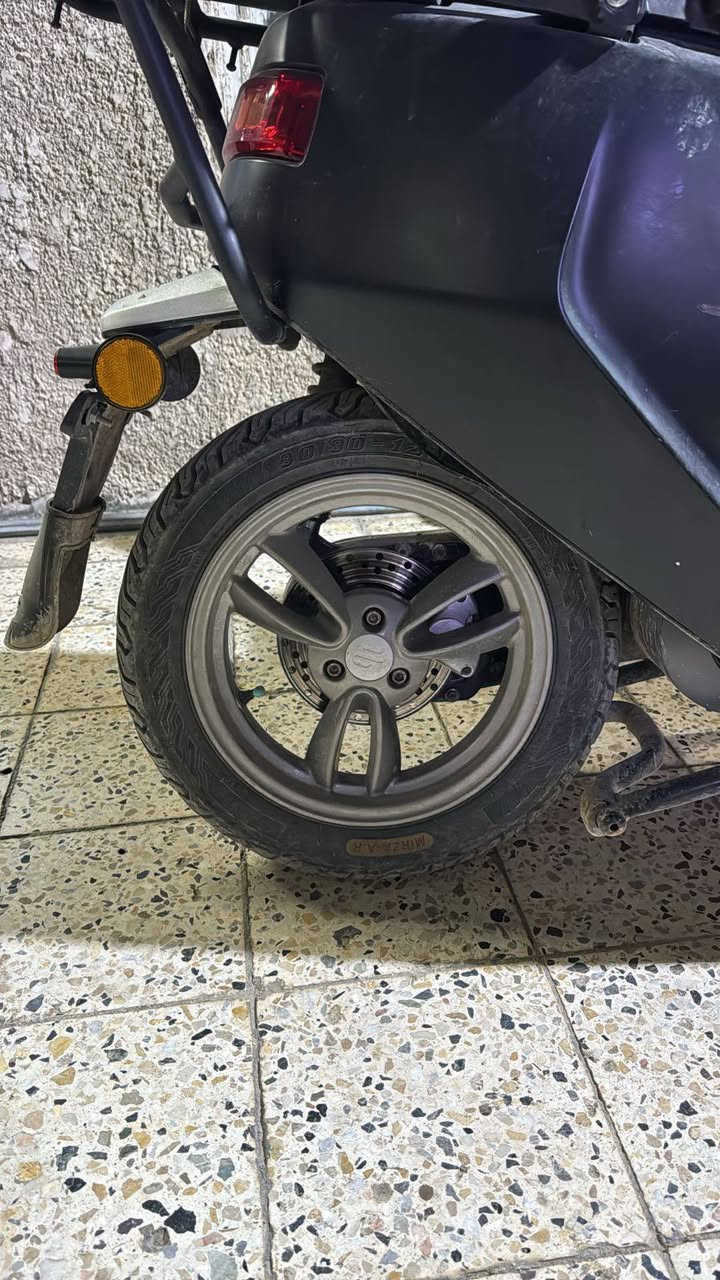 دراجه استيراد كوري بطاريه ليثيوم أيون اي ما تعادل ٦ بطاريات كبار للبيع البطاريات جدد استخدام شهرين فقط و الدراجه قوايش مو ملف سرعتها ٩٥ حقيقي السعر ب مليون و٣٥٠ وبيها مجال للاتصال *********** وحتى البطاريات مربوطه بالموبايل حتى تعرف كم دورة مشحونه وشكد تصرف
