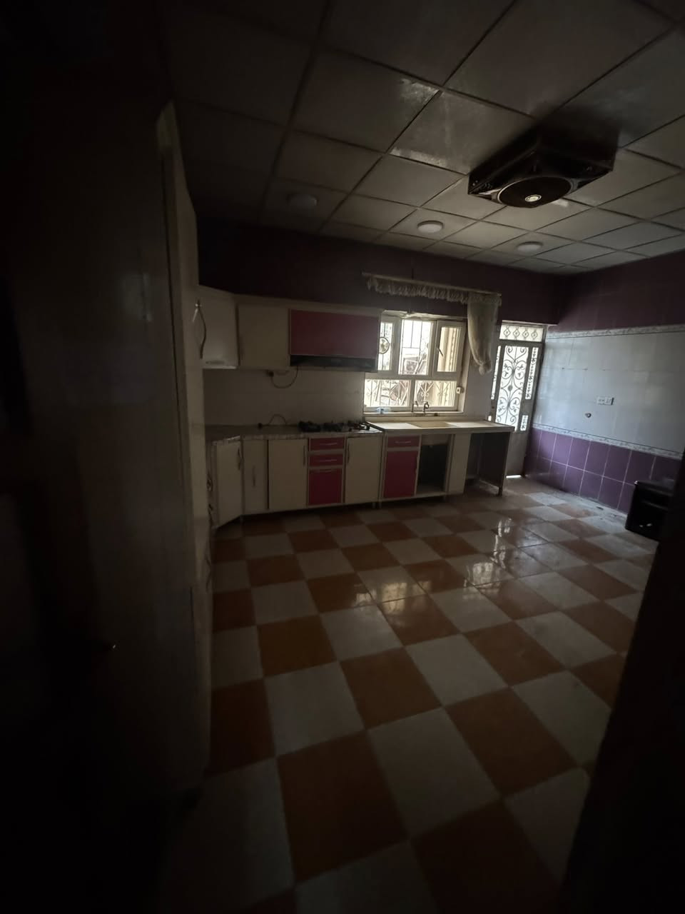 السلام عليكم 
دار للإيجار كركوك حي المعلمين مقابل دائرة الجوازات 
200 متر 
يتكون من غرفتين و استقبال و صالون و مطبخ و صحيات و كراج و حديقة 
إيجاره 550 الف 
ملاحظة من قبل صاحب الدار 
يكون العائلة زينه 
للاستفسار 
*********** 
***********
***********
