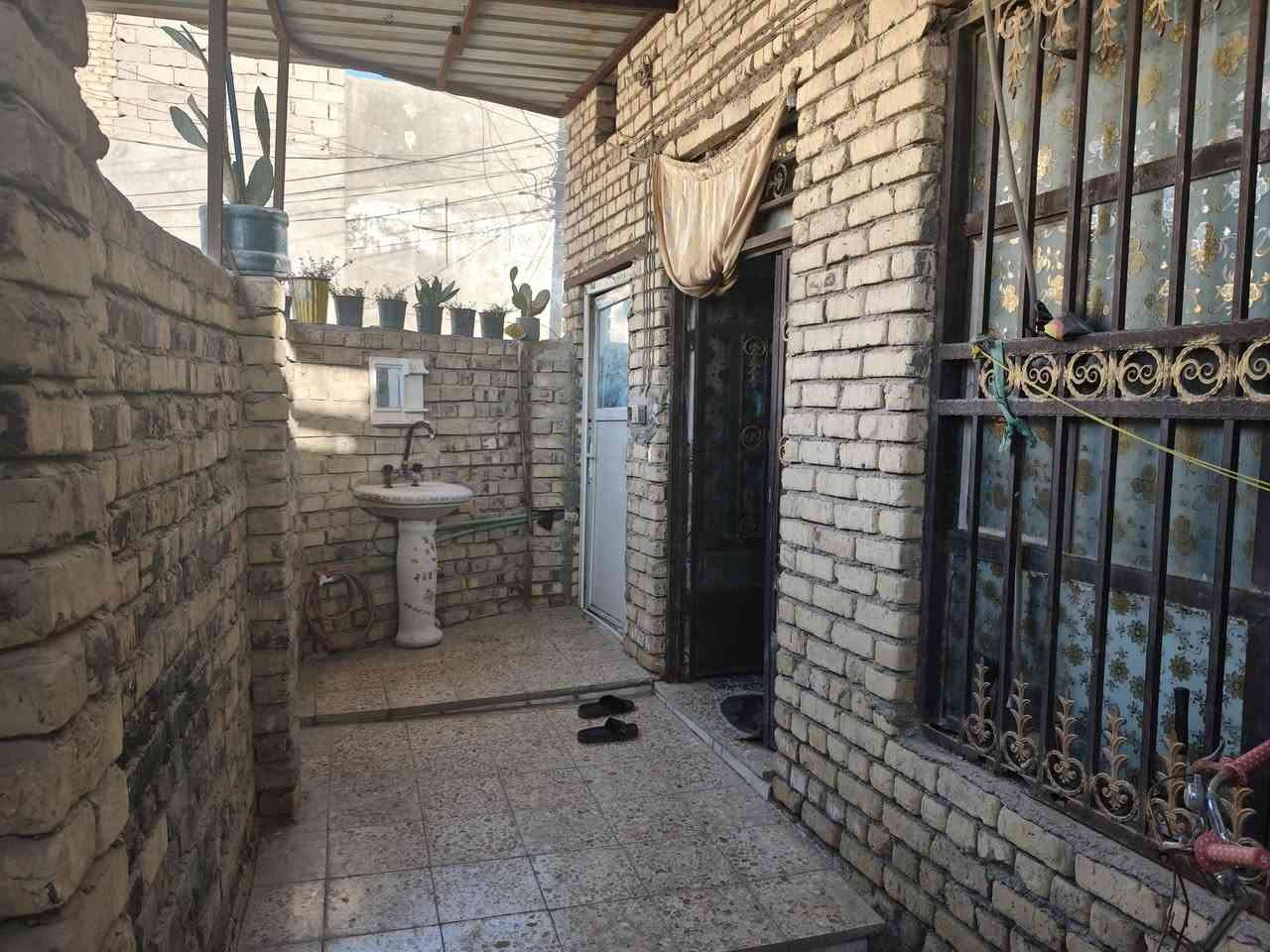 السلام عليكم
مشتمل للببع بحي الصناعي قريب المدرسه الايرانيه
مساحه 70مال علئله زغيره بناء طابوك وحديث 
بي غرفه 4*4
وغرفه 3*3
مطبخ مزغر. 3*2
صاله 5*3 داخلها حمام
بي كراج 7*2ونص
ركن  على شارعين  صب 
الاستفسار الاتصال على رقم
***********
