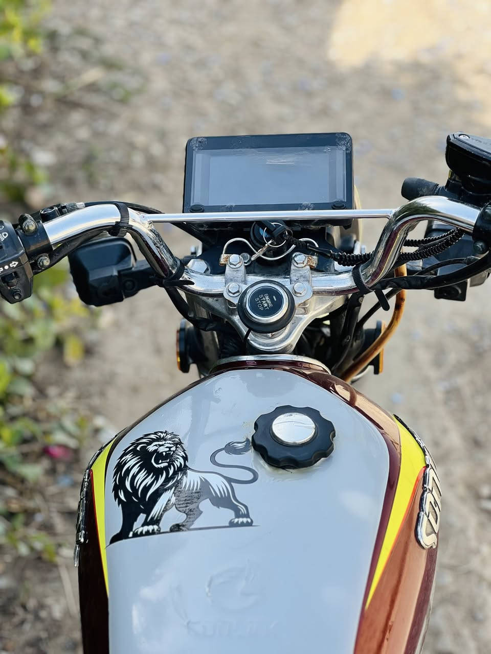 سيفان موديل 2024 لو ماروني دراجة كفالة عامة نقص بس الايت العالي الباقي كلة مكفول وشغال مكينة مكفولة اوراق وحدة كارتونية دراجة ع وضع البلاد مكاني شهربان جسر عوني هـ  *********** 
سعر 700 وبيها مجال للشراي 
مو شراي لا تراسل ولتنطي سعر من يمك خوش
