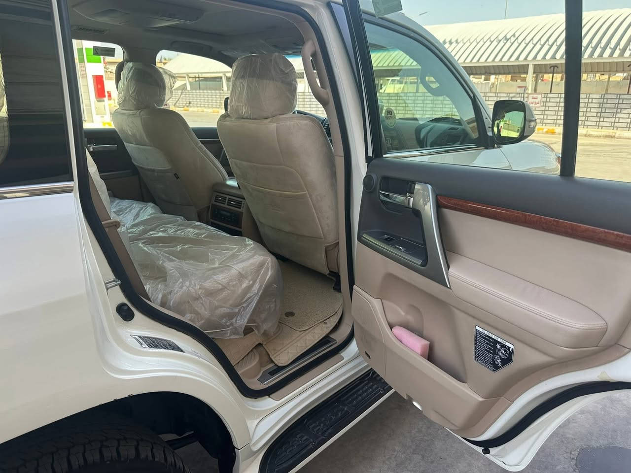 سيارة لاندكروز VXR
مكينــــة 5700 
مواصفــات لكزز فول 1/1 
رقم اربيل الجديد باسمي 
العنوان ميسان المجر الكبير 
السعر 41000$
***********
