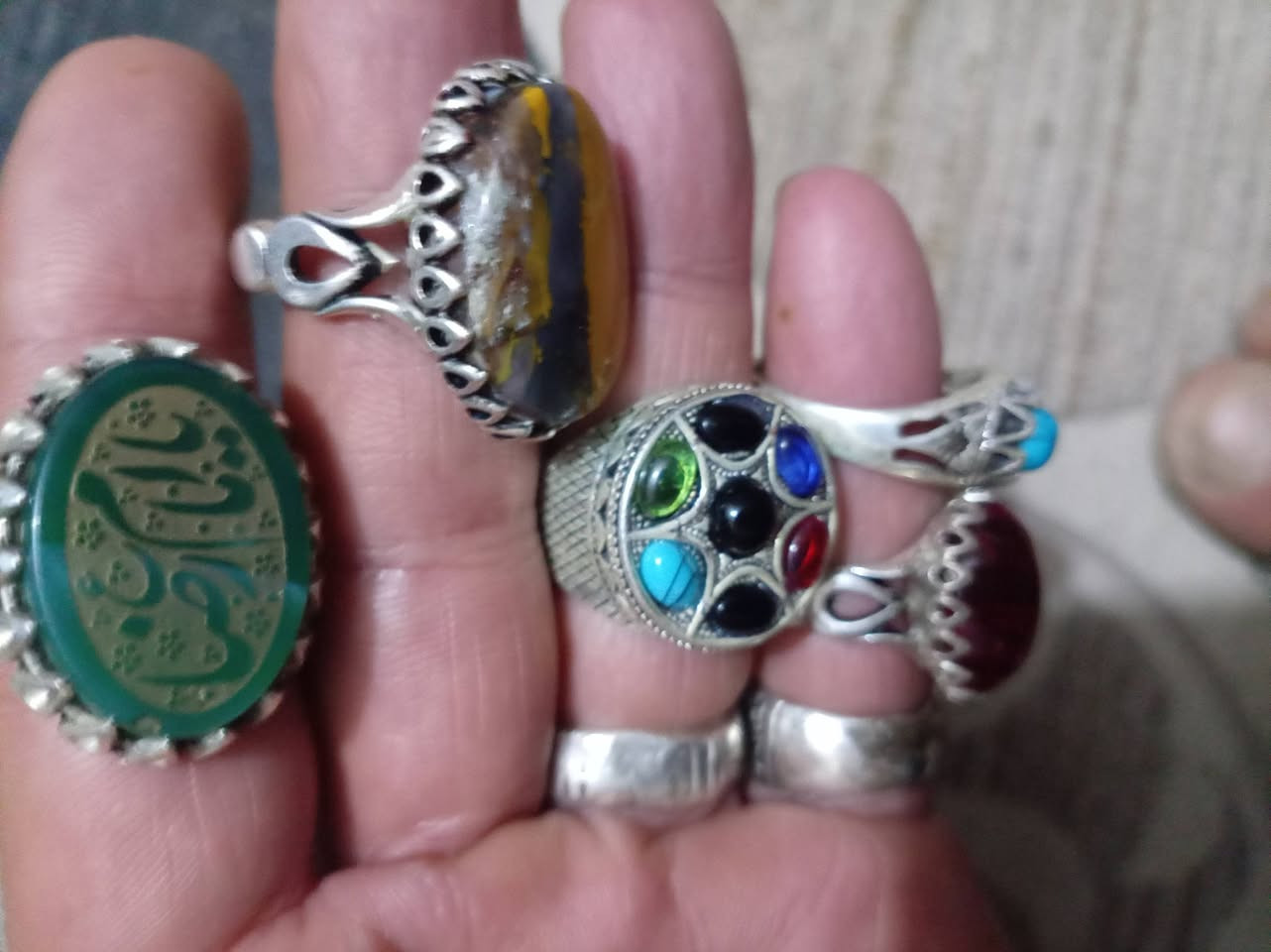 السلام عليكم 5 خواتم فضه للبيع الخاتم ب30 الاف ابيعهن شلع ب150 الاف قفل اي استفسار انتصل ***********
