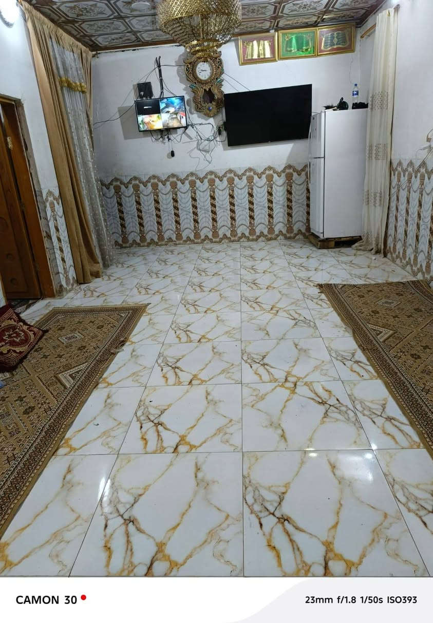 سلام عليكم بيت للبيع العنوان الرضويه الخامسه قرب مجمع نبيل دعمي خلف سيد ياسر المساحه 270متر بيت بناء جديد بل٢٠٢٠ بنيته 3 غرف صاله ومطبخ وبراني وحوش خير من الله ملاحظه كاشي الحوش تم تغيره يرهم مراوس بمزرعه حسب لاتفاق والفرق الاتصال ع رقم *********** 
***********  السعر بل٧٠ وبيه مجال

